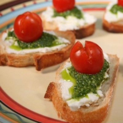 Bruschetta met roomkaas, olijven en kerstomaatjes