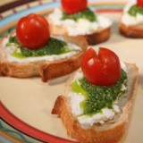 Bruschetta met roomkaas, olijven en kerstomaatjes
