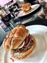 Hamburger met geitenkaas en rode ui