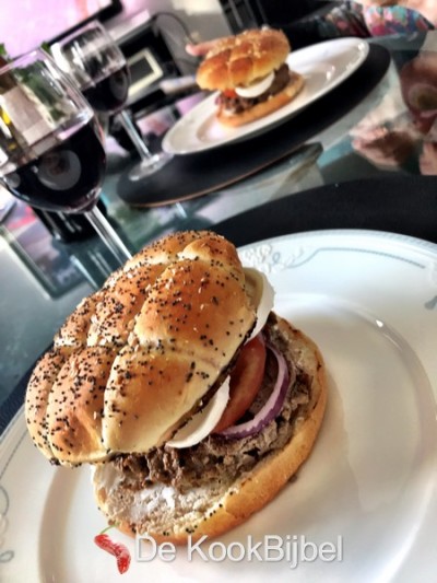 Hamburger met geitenkaas en rode ui