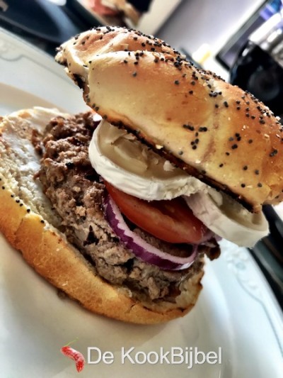 Hamburger met geitenkaas en rode ui