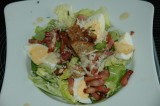 Caesar salade met spek en ei