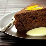 Eenvoudige cake met chocolade en pompelmoes
