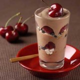 Chocolade coupe met fruit en meringue