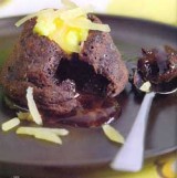 Moelleux van bittere chocolade met mangocoulis