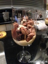 Chocoladesabayon met gesuikerde notenmix