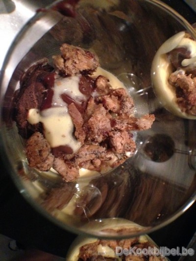 Chocoladesabayon met gesuikerde notenmix
