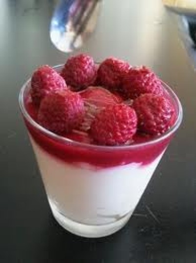 Witte chocolademousse en frambozen in deco glaasjes