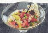 Gemarineerd citrusfruit met verse munt en krokantje van kokitos