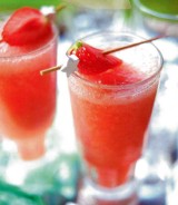 Bruisende cocktail met aardbei en meloen