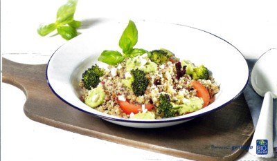 Couscoussalade met broccoli, tomaat en broccolipesto