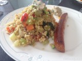 Couscous, groenten met gegrilde merguez en kruidige zure room