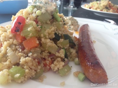 Couscous, groenten met gegrilde merguez en kruidige zure room