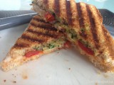 Croque geitenkaas, zongedroogde tomaatjes en gegrilde courgette
