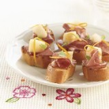 Crostini met 'Meesterlyck' drooggezouten ham en gemarineerde peer