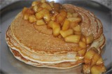 Flensjes met gebakken appel en amandelschilfers