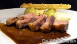 Eendenborst met cola light, geparfumeerd met limoen. Aardappel met pompoenpitolie. Knolselderij in room