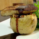 Gevulde aardappel met gebakken eendenlever en gedroogde ham