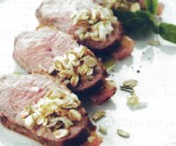 Gegrilde rabarber met gerookte eend en crumble van ananassalie, roggevlokken en peterseliewortel