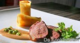 Eendenborst, cannelloni met abrikozen, pistachenoten en een chocolade béarnaise