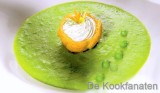 Erwtenroomsoep met een garnituur van een soesje opgevuld met cambozola mousse