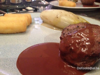 Everzwijnsteak porto-chocoladesaus en gebraiseerd witloof