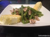 Gebakken feta met bonen en paddenstoelen