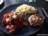 Fetaburger met ratatouille en Griekse pasta