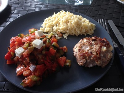 Fetaburger met ratatouille en Griekse pasta
