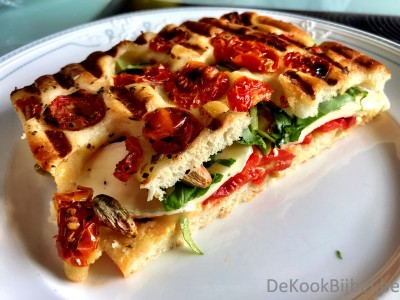 Focaccia met brie, paprika en béarnaise