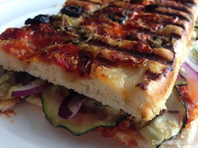 Focaccia met gegrilde courgette en geitenkaas