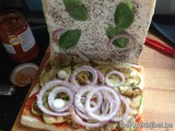 Focaccia gevuld met gegrilde courgette en geitenkaas en pikante pesto