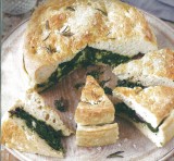 Focaccia gevuld met zwarte olijven, spinazie en mozzarella