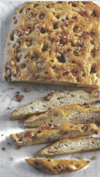 Focaccia met uien en knapperig spek.