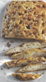 Focaccia met uien en knapperig spek.