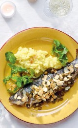 Forel met bruine boter, amandelen en kappertjes
