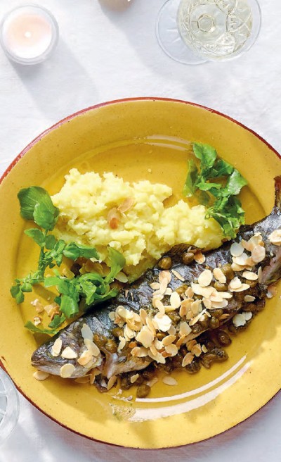 Forel met bruine boter, amandelen en kappertjes