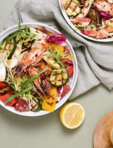 Kleurige salade met gegrilde groenten en gamba's