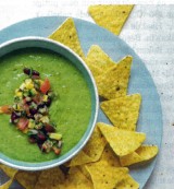 Groene gazpacho met salsa en nacho's