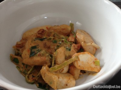 Gebakken noedels met kip, rode curry en chili-look