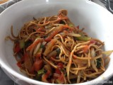 Gebakken noedels met kip, rode curry en chili-look