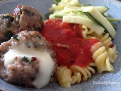 Mozzarellaballetjes, courgette en verse Spirelli pasta