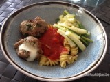 Mozzarellaballetjes, courgette en verse Spirelli pasta