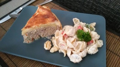 Italiaanse gehakttaart met pasta