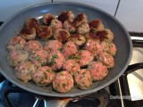 Balletjes met parmezaanpuree en tomatensla