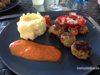 Balletjes met parmezaanpuree en tomatensla