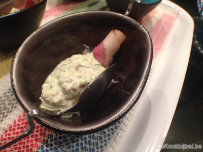 Lepelhapje met geitenkaas, ham en pesto