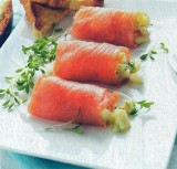 Rolletjes van gerookte zalm met een salade van hardgekookte eieren en wasabi
