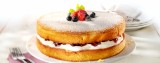 Gevulde cake met frambozenconfituur