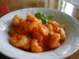 Gnocchi me kruidige tomatensaus